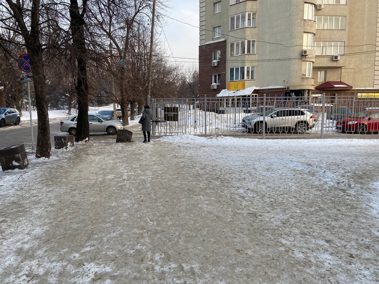 Тротуар упирается в забор