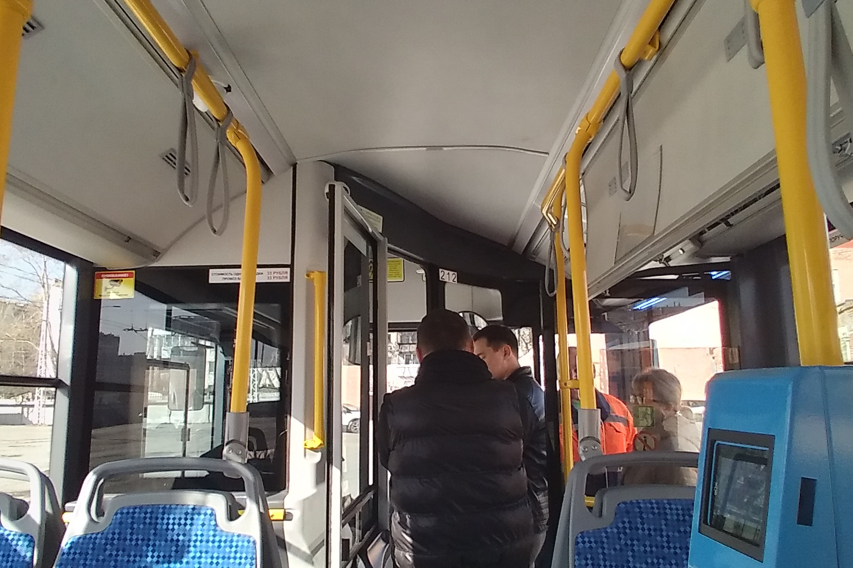 «Красавец ездит среди стариков». Посмотрите, как в Екатеринбурге обкатывают новый троллейбус с автономным ходом