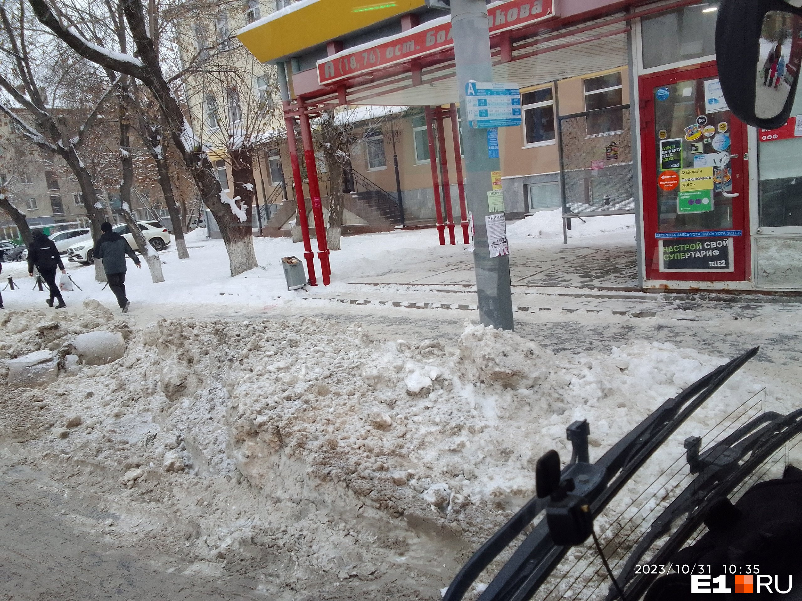 «Люди лезут по горам снега». Екатеринбургский водитель автобуса показал заваленные остановки