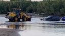 «Тем дальше бежать за трактором»: Land Cruiser застрял в протоке — видео спасения