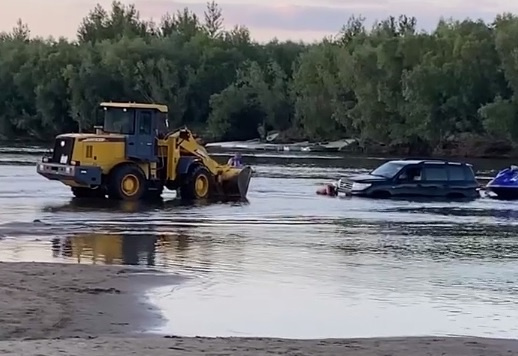 «Тем дальше бежать за трактором»: Land Cruiser застрял в протоке — видео спасения