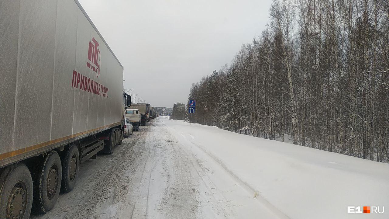 «Пусть водители даже не суются!» Видео из мегапробки на трассе под Екатеринбургом