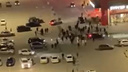 В Тюмени 50 человек устроили массовую драку. Люди стреляли и сбегали на машинах: видео