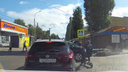 «Не было бы авто — влетел бы в пешеходов»: в Воронеже на видео попало ДТП с электросамокатчиком