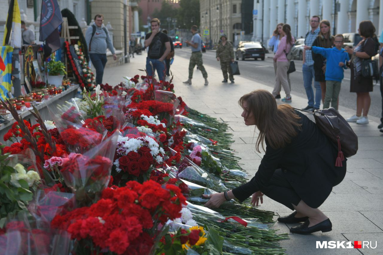 приносят цветы на могилу солдата к разбитому доту фото 17