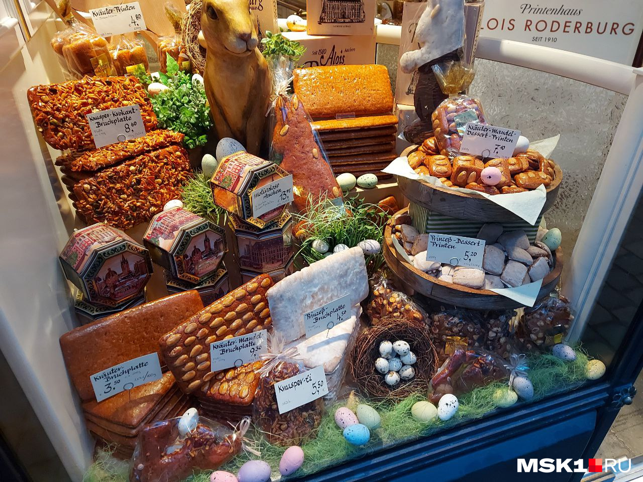 Зайчик в окружении вкусняшек Зайчик в окружении вкусняшек