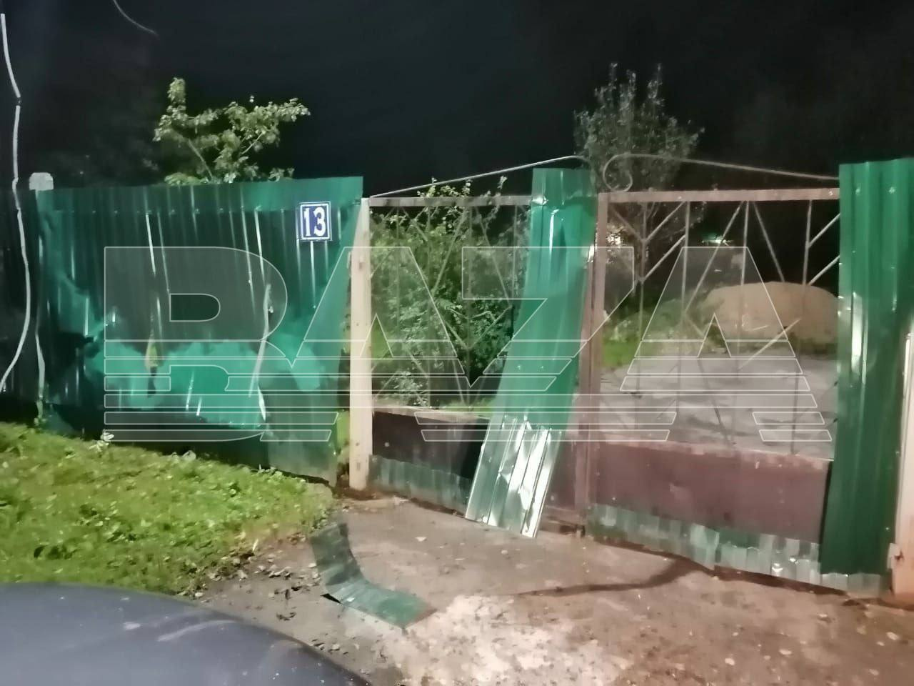 В одном из домов деревни Лукино в Рузском районе повредило забор