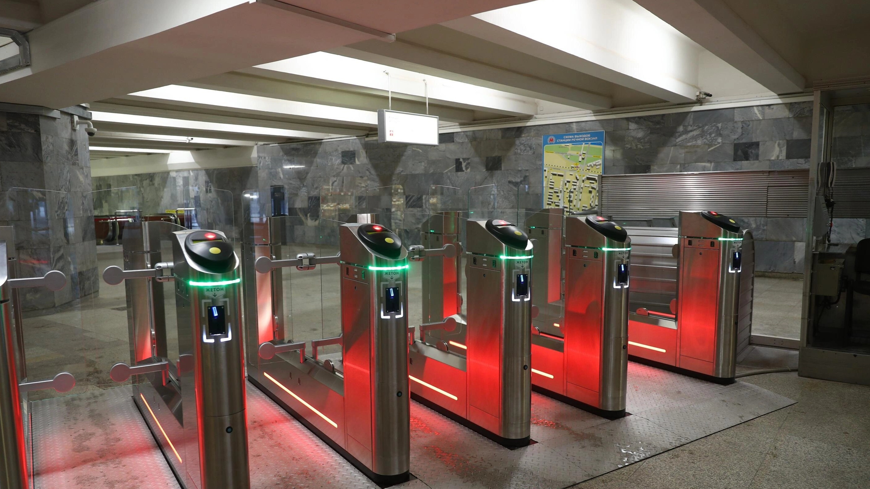 Новые турникеты и двери появятся на двух станциях новосибирского метро