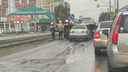 Собирается пробка: ВАЗ перевернулся на Гурьевской — водитель и его пассажиры скрылись с места аварии