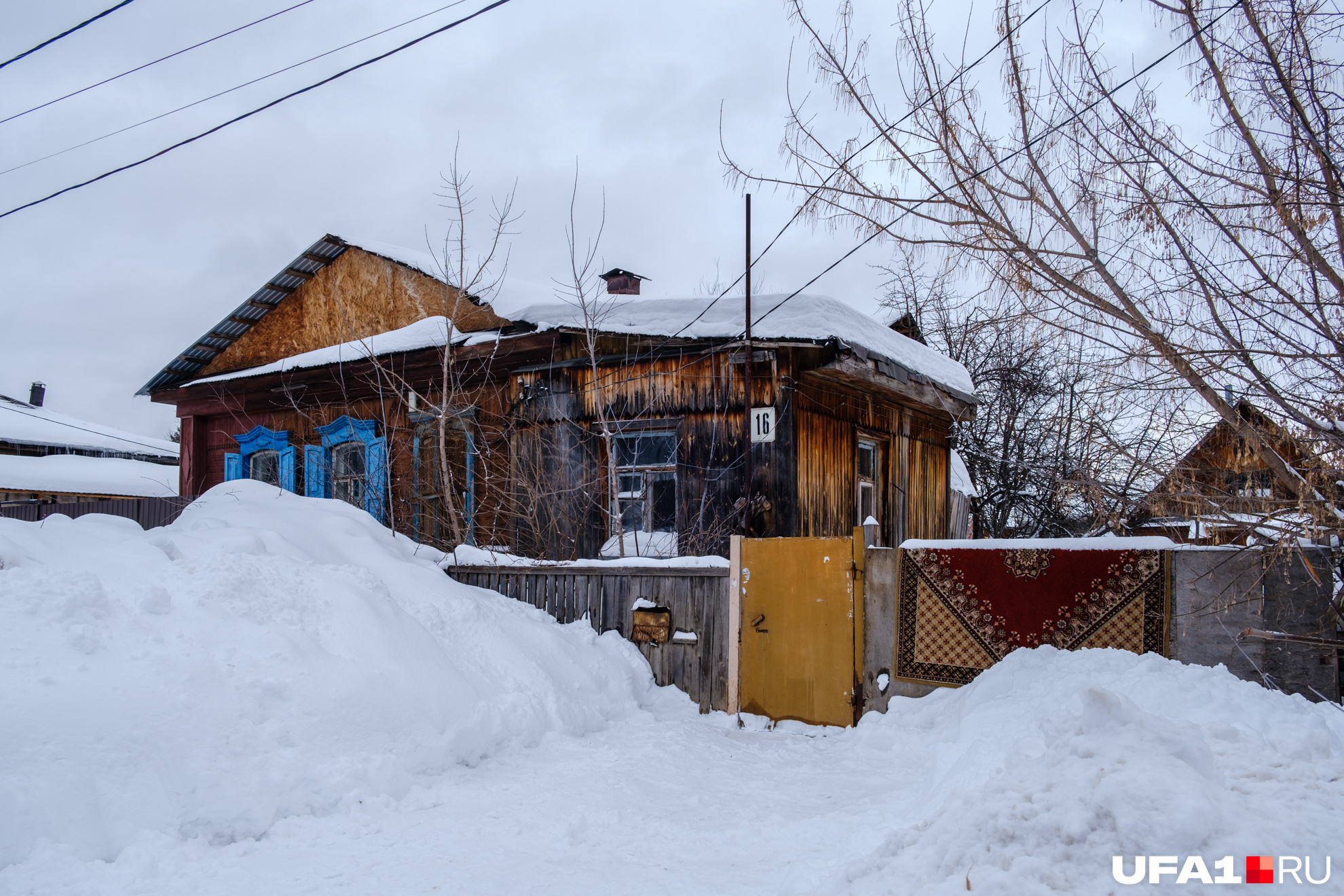 Судя по очищенной территории, в доме еще кто-то живет