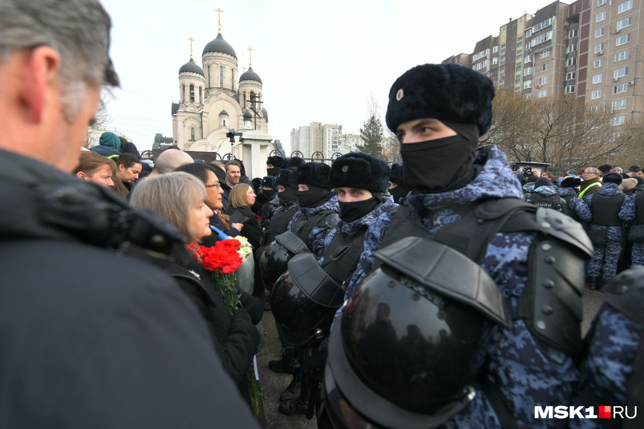 На похоронах Навального заметили иностранных дипломатов, сообщает РИА Новости
