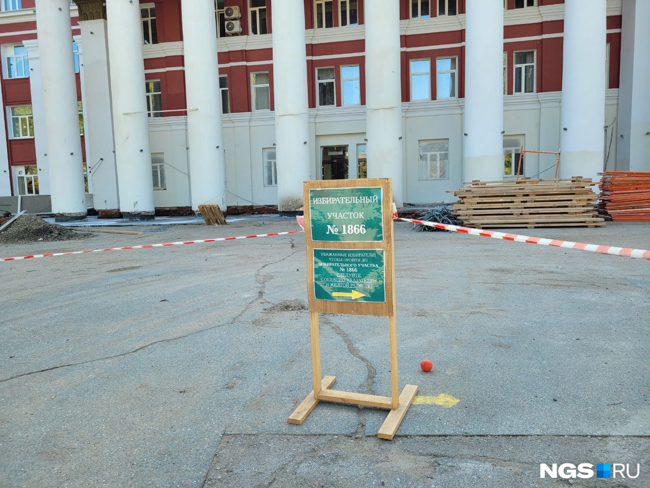 Благодаря указателям найти участок было проще Благодаря указателям найти участок было проще