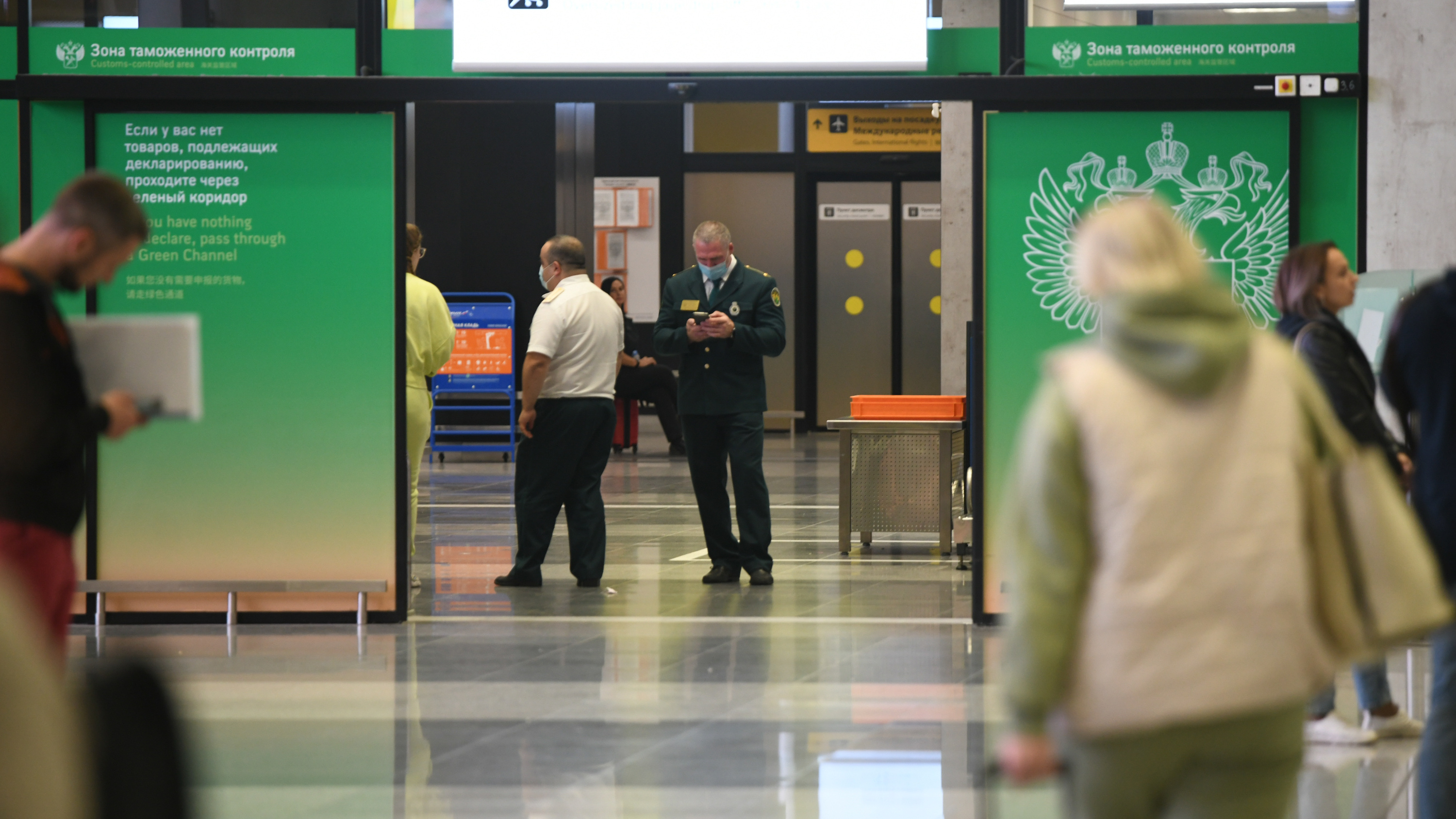 В аэропортах Москвы больше тысячи таджиков застряли на паспортном контроле. Рассказываем, почему