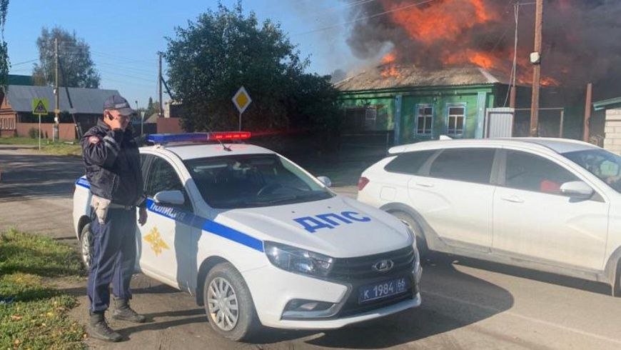 Вынесли на руках: под Екатеринбургом полицейские спасли инвалида из горящего дома