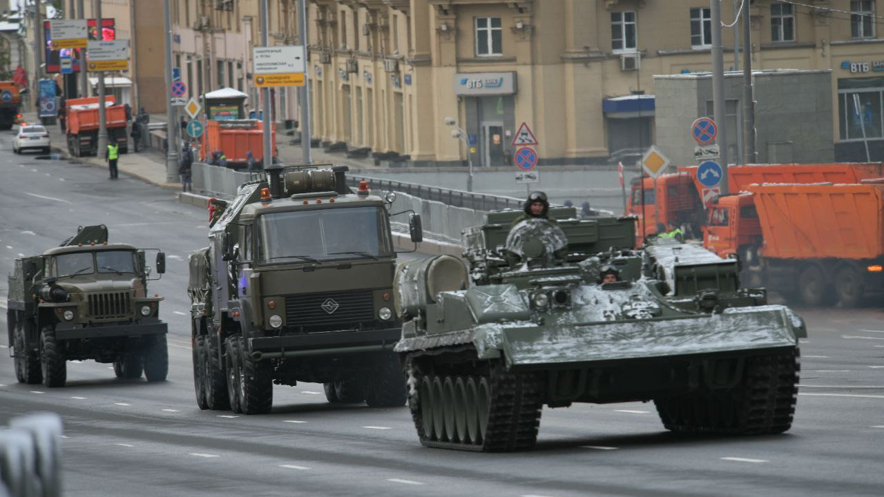 Танки в городе и перекрытые улицы. Как в Москве празднуют День Победы: онлайн-репортаж