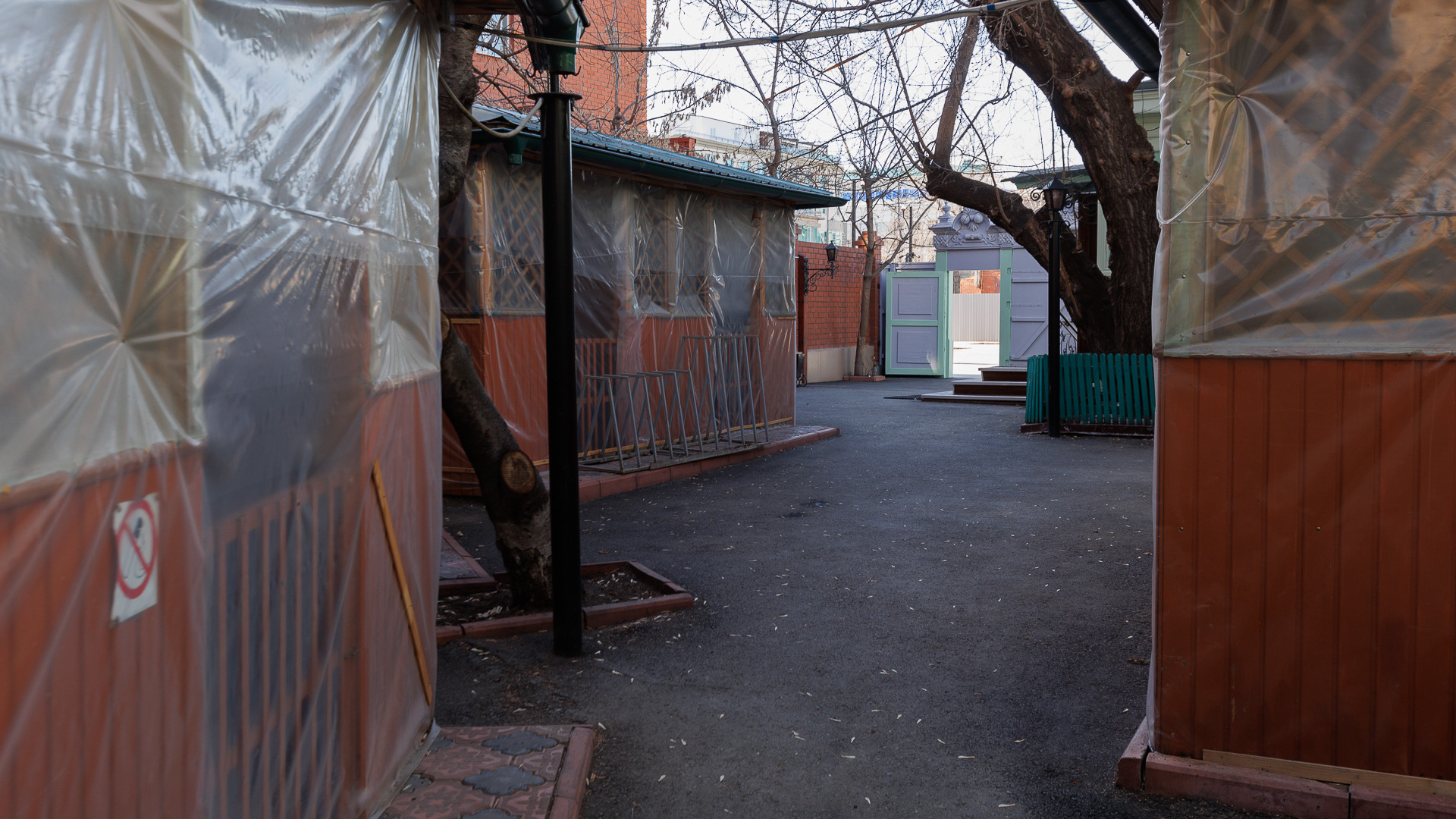 Улица Дзержинского с изнанки: заглядываем во дворы старинных домов на пешеходной улице Тюмени