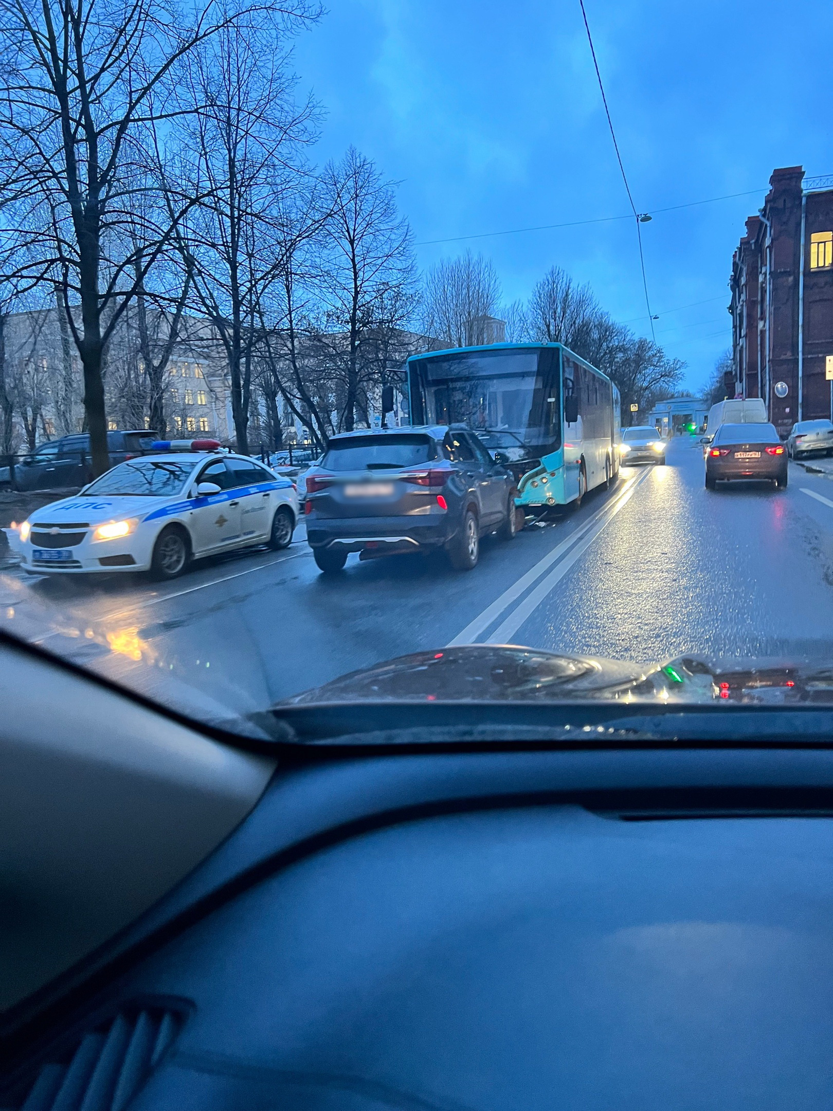 Петербуржец оказался в больнице после лобового ДТП с автобусом. Утренний  поцелуй попал на видео | 01.02.2024 | Санкт-Петербург - БезФормата