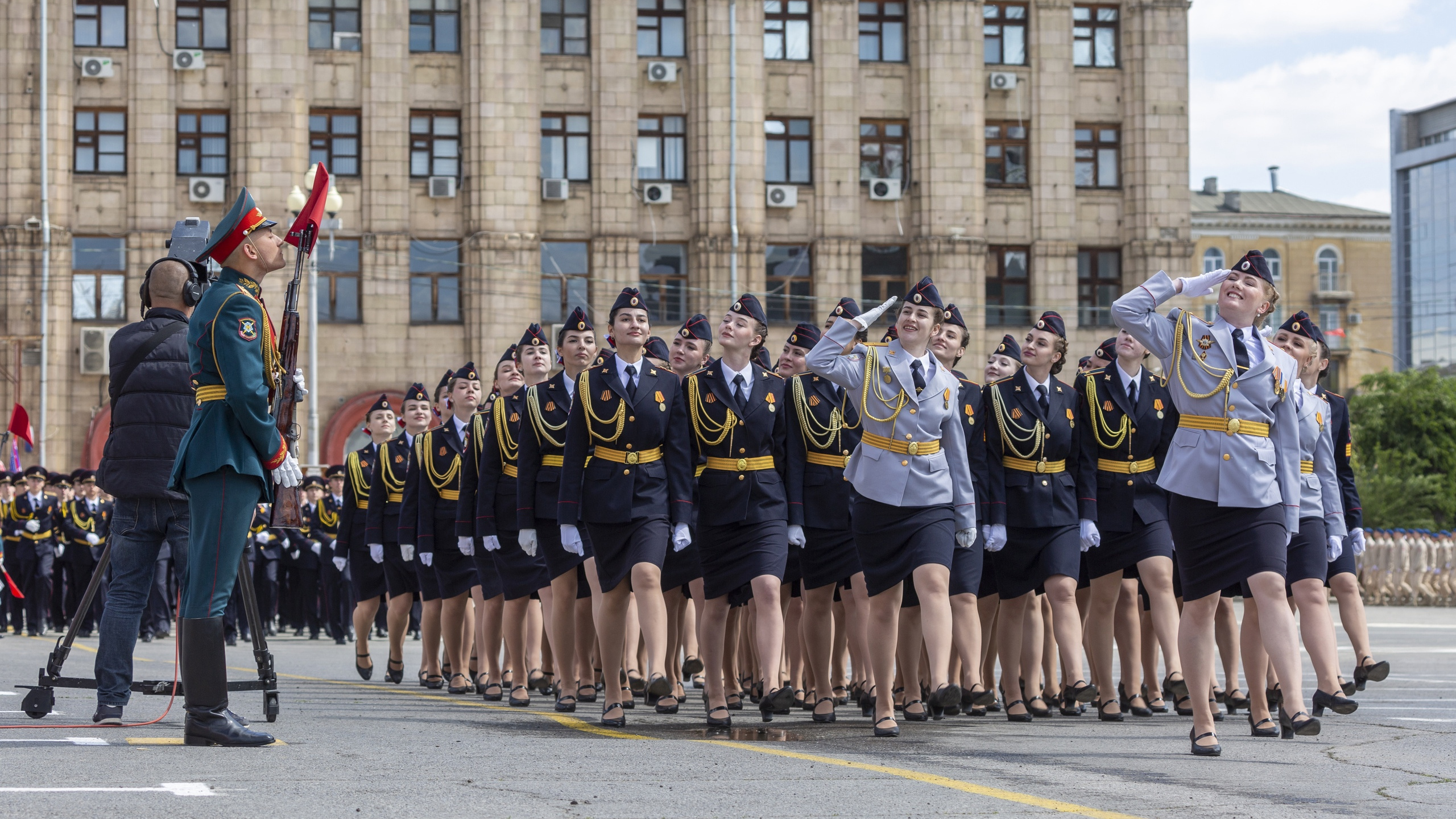 «Столько женщин и детей никогда не было»: смотрим, кто участвовал в параде Победы в Волгограде
