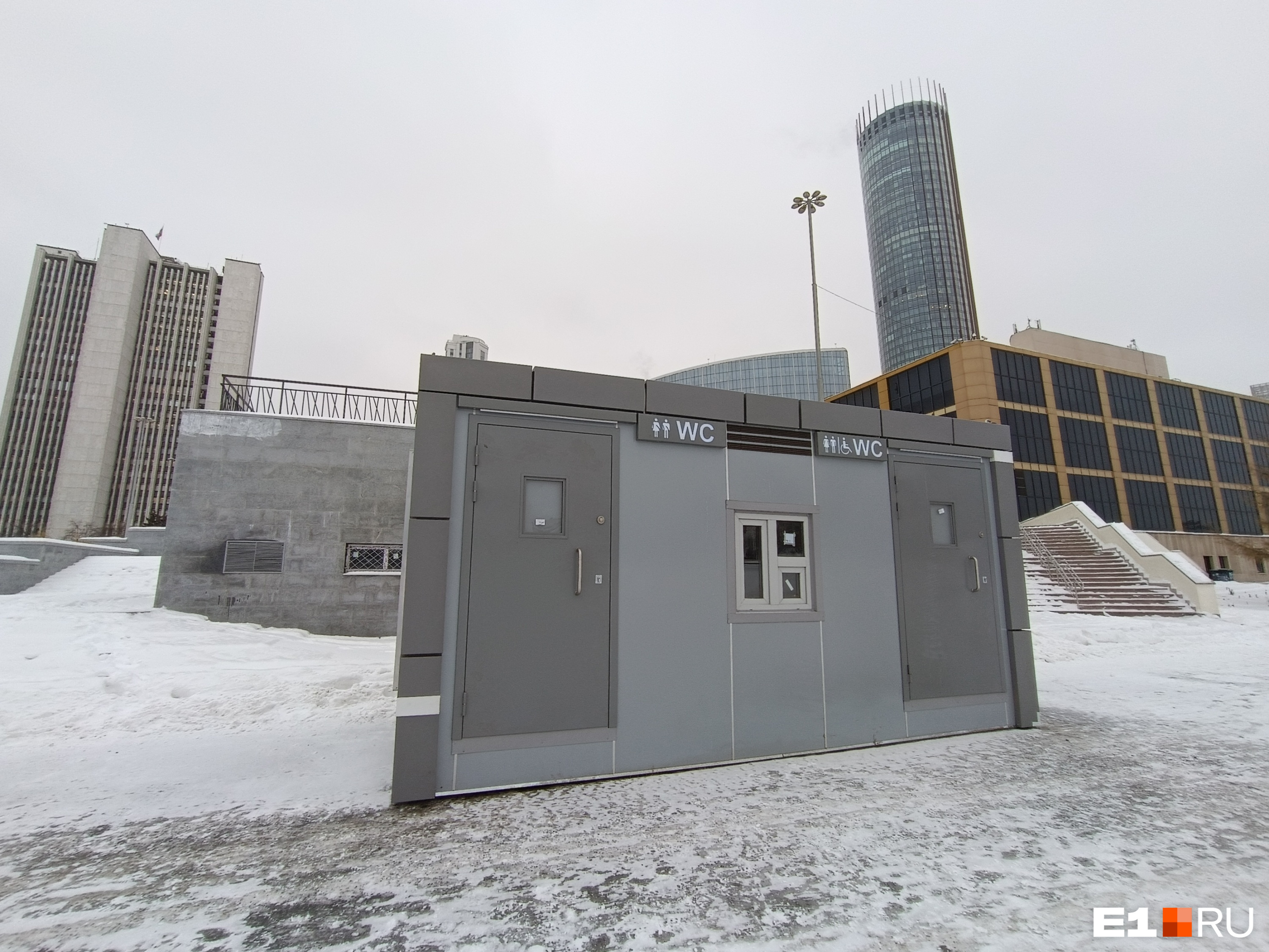 В центре Екатеринбурга поставили долгожданные туалеты, которые стоят как однушка