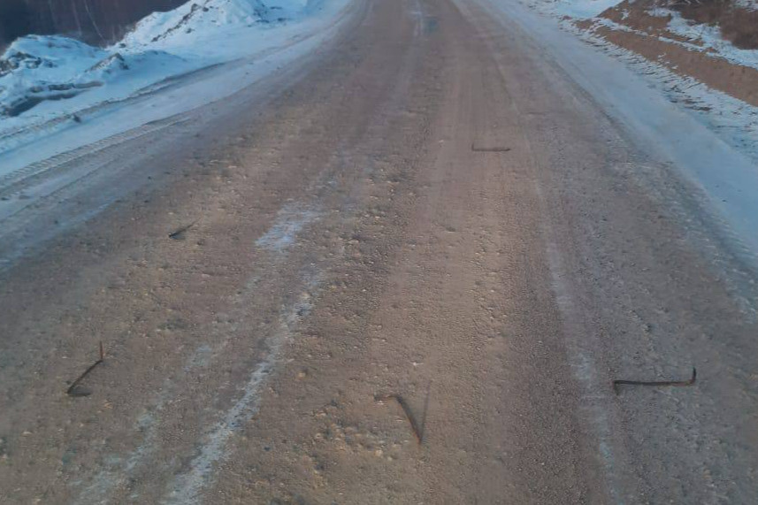 Неизвестные выложили шипы на дороге к фабрике Highland Gold в Вершино-Дарасунском