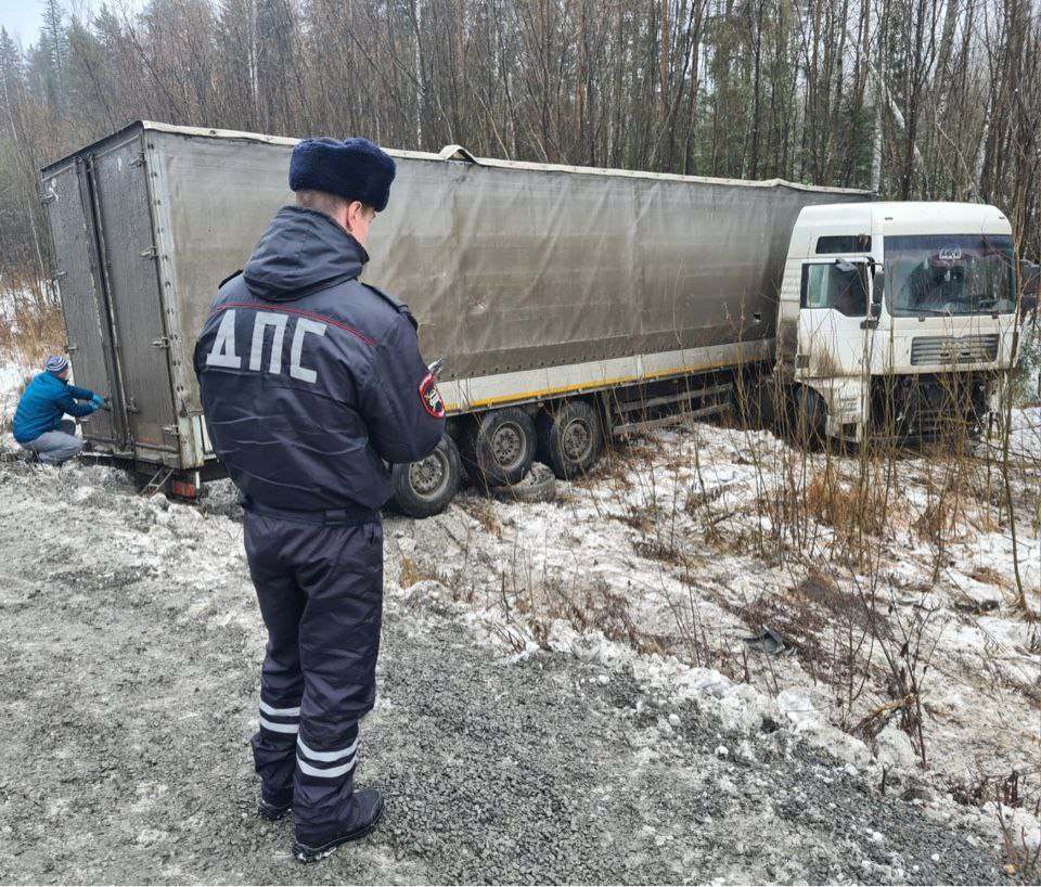 На Урале водитель грузовика вылетел с дороги в кювет. Он скончался на месте