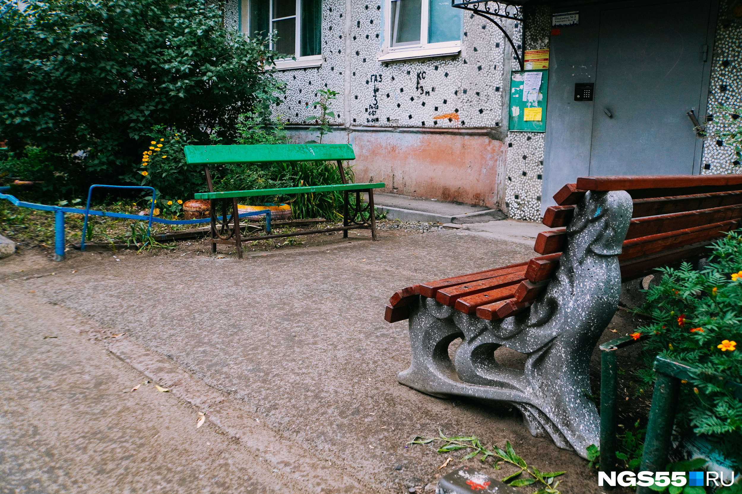 Местные жители не жалуют посторонних, которые желают отдохнуть на придомовых скамейках