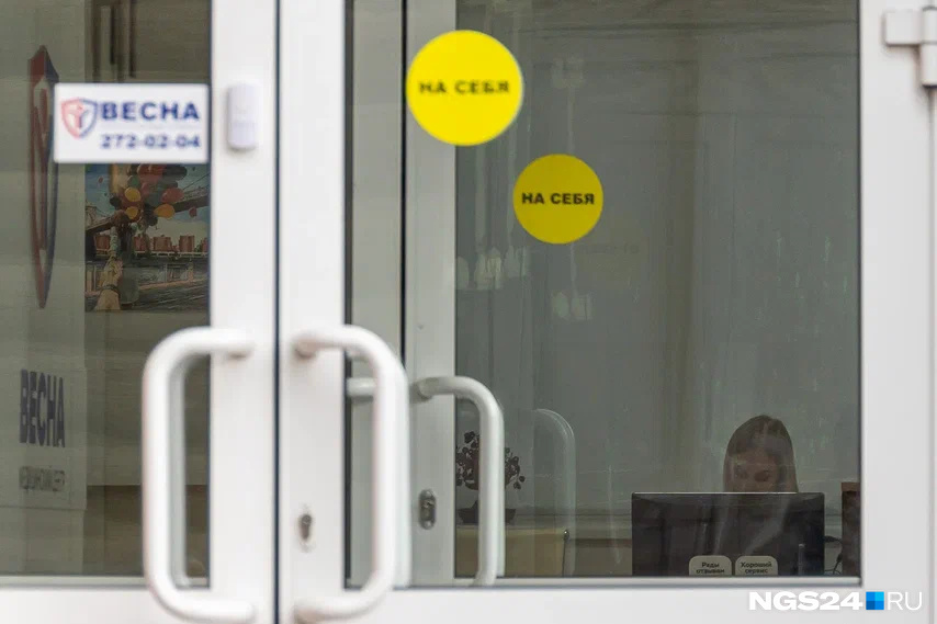 Через окно «закрытой» клиники видны лица сотрудников