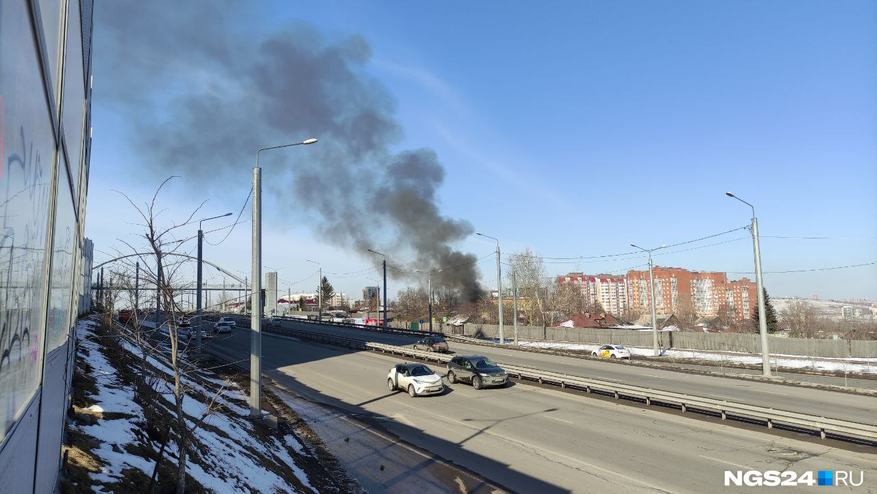 Дым поднялся довольно высоко Дым поднялся довольно высоко