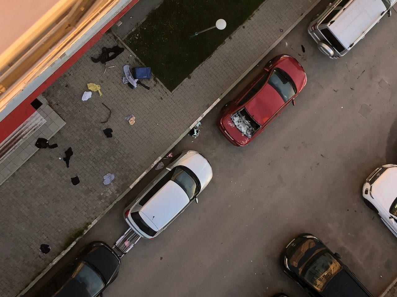На Широкой Речке пьяный дебошир устроил «бомбежку», вышвыривая вещи из окна