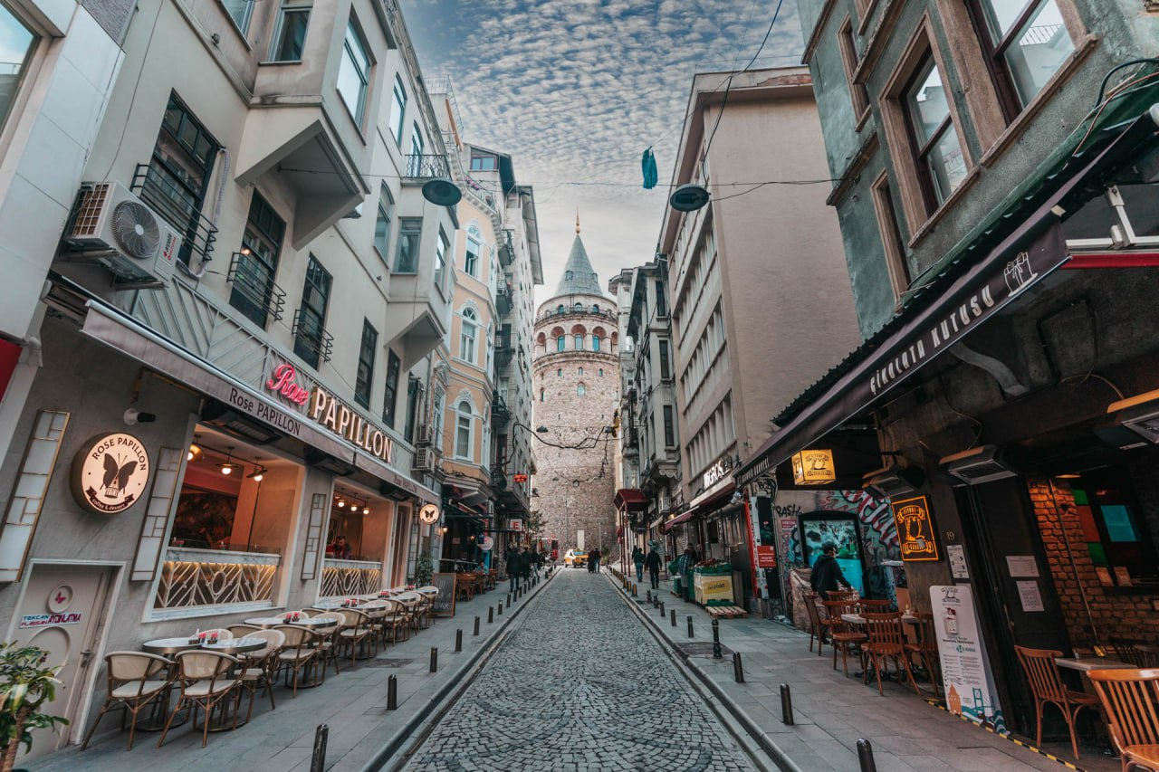 Стамбул — потрясающе красивый и интересный город, но в июле, например, там жарко, как в печке