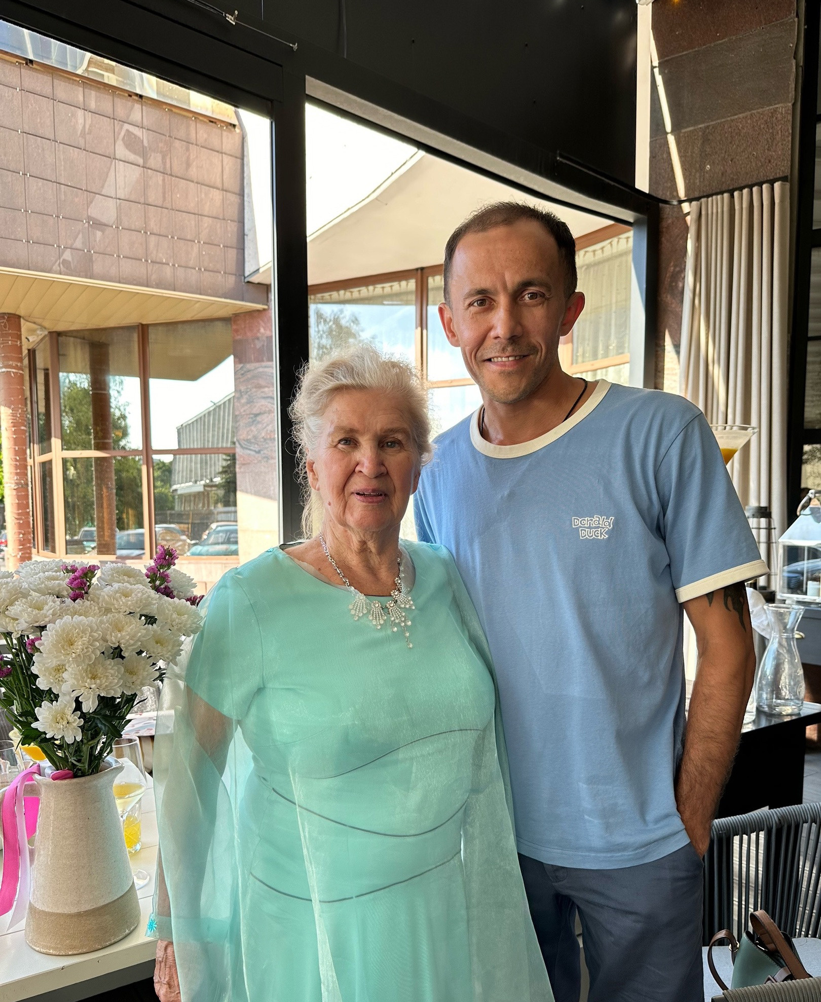 В Красноярске пенсионерка продавала цветы на морозе и внезапно стала бизнес-партнером известного шеф-повара