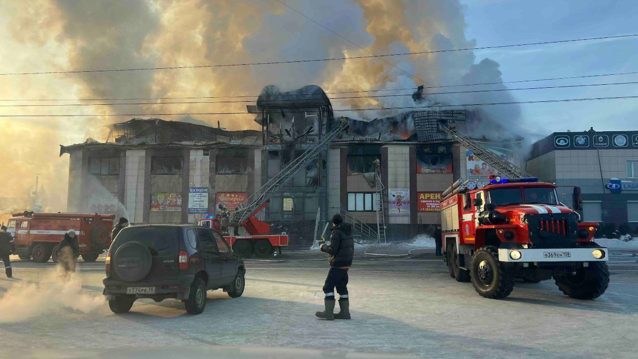 Торговый центр с детским развлекательным центром горит в поселке Чунском