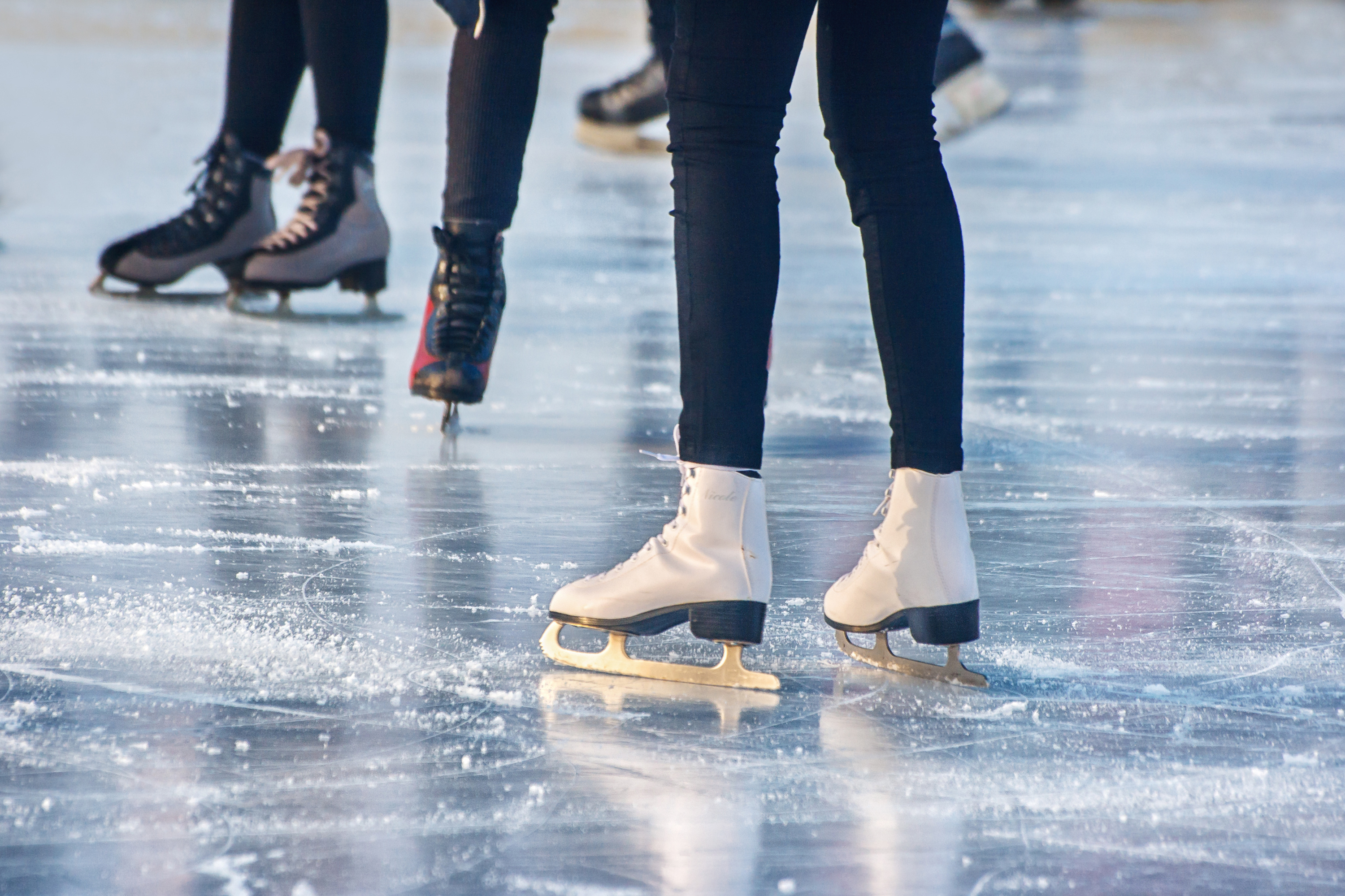 Толщина льда для катания на коньках. Катание на коньках. Коньки на льду. Коньки красивые. Каток.