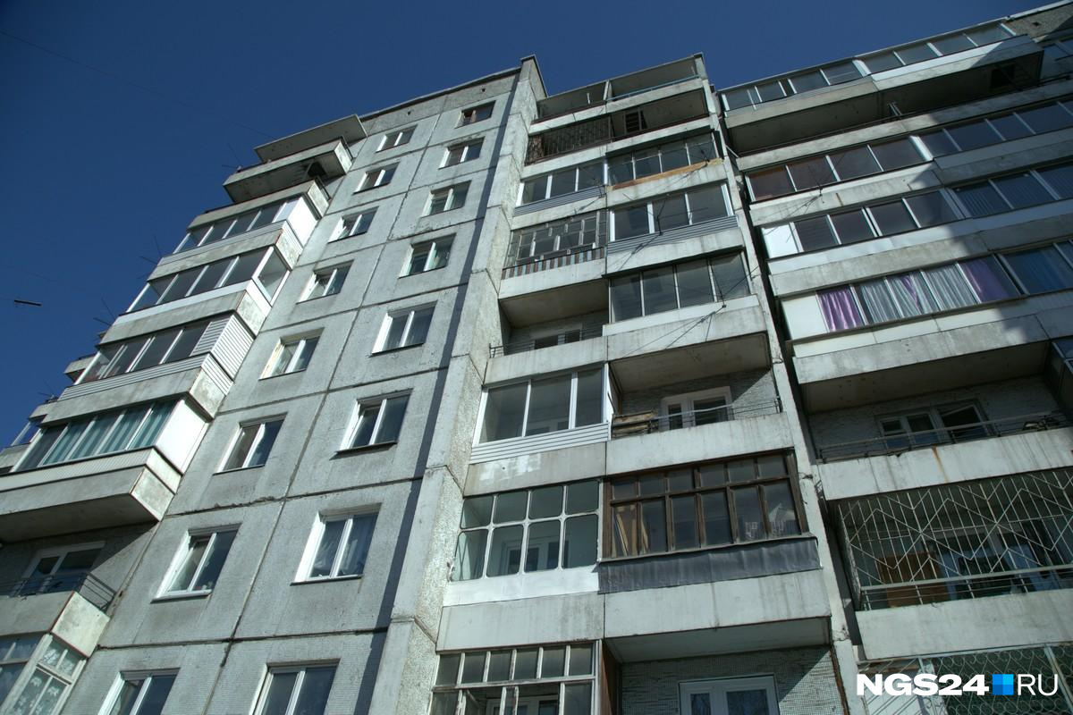 На Комбайностроителей восьмилетняя девочка выпала с балкона пятого этажа