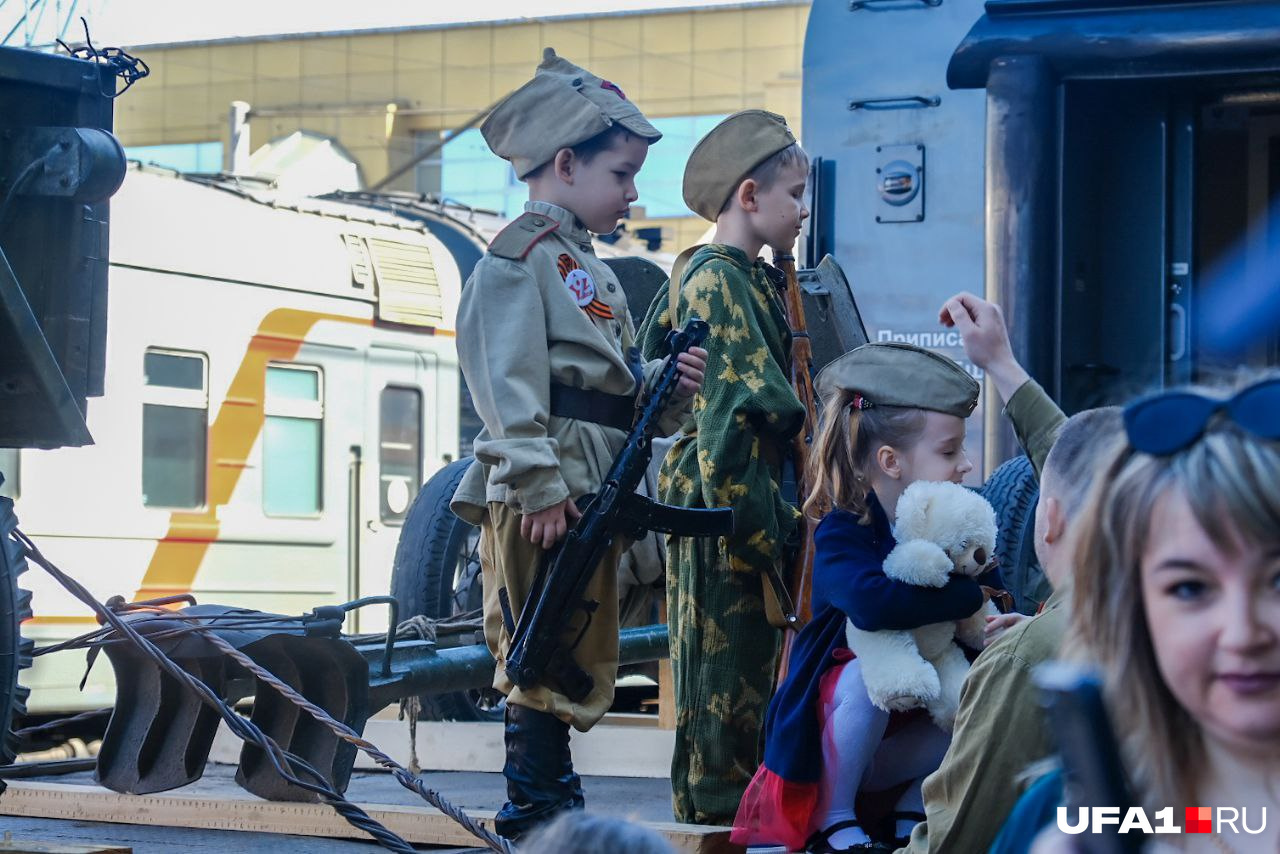 На празднике было очень много детей, в том числе в военной форме