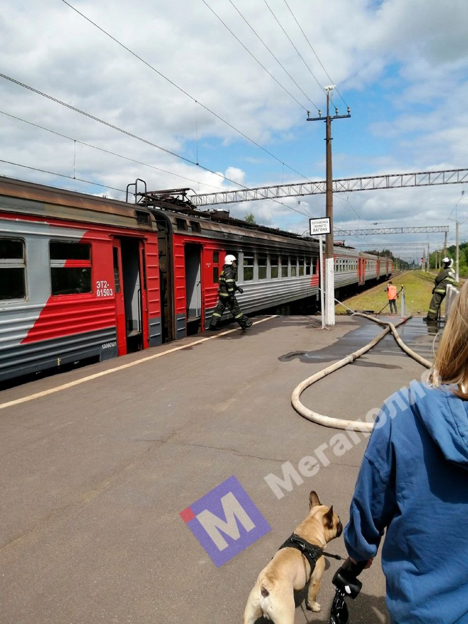 Вагон электрички Луга — Петербург тушили на станции Строганово в  Ленинградской области - 10 июня 2023 - ФОНТАНКА.ру