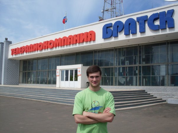 Братчанин переехал в Красноярский край в начале нулевых. На фото — Николай Саттаров на фоне городской телерадиокомпании «Братск» летом 2009 года