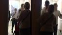 Перекрывала выходы из туалетов. В новосибирской школе учительница досматривала учеников на вейпы — видео
