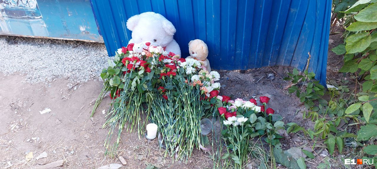 К месту гибели подростка стали приносить игрушки и цветы, горожане зажигают свечи