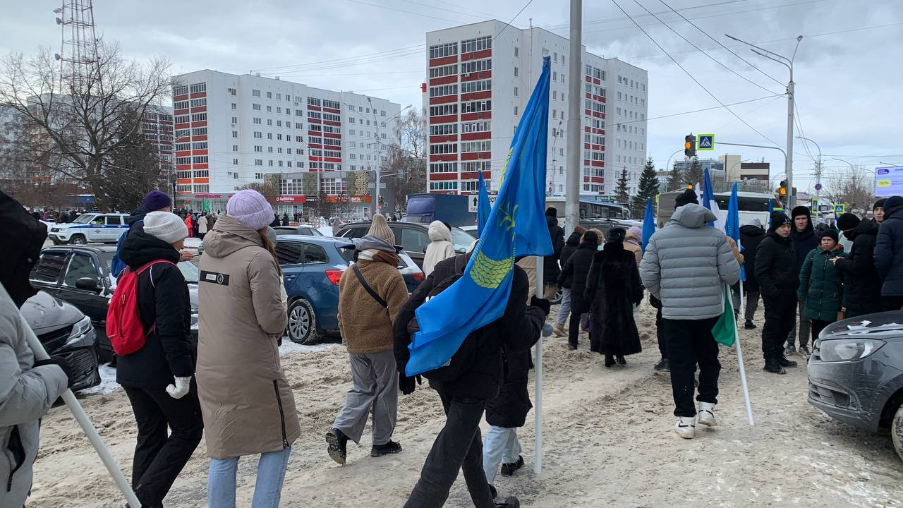 Дорогая еда и подписанные ворота: фотографии с митинга за Хабирова в Уфе