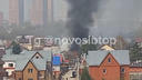 Частный дом загорелся на Южно-Чемском — видео пожара