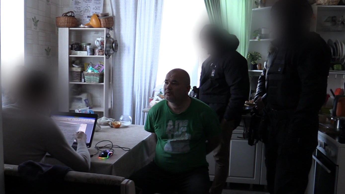 Новосибирец пытался устроить диверсию с поджогом на железной дороге: видео, как ФСБ штурмовала его дом