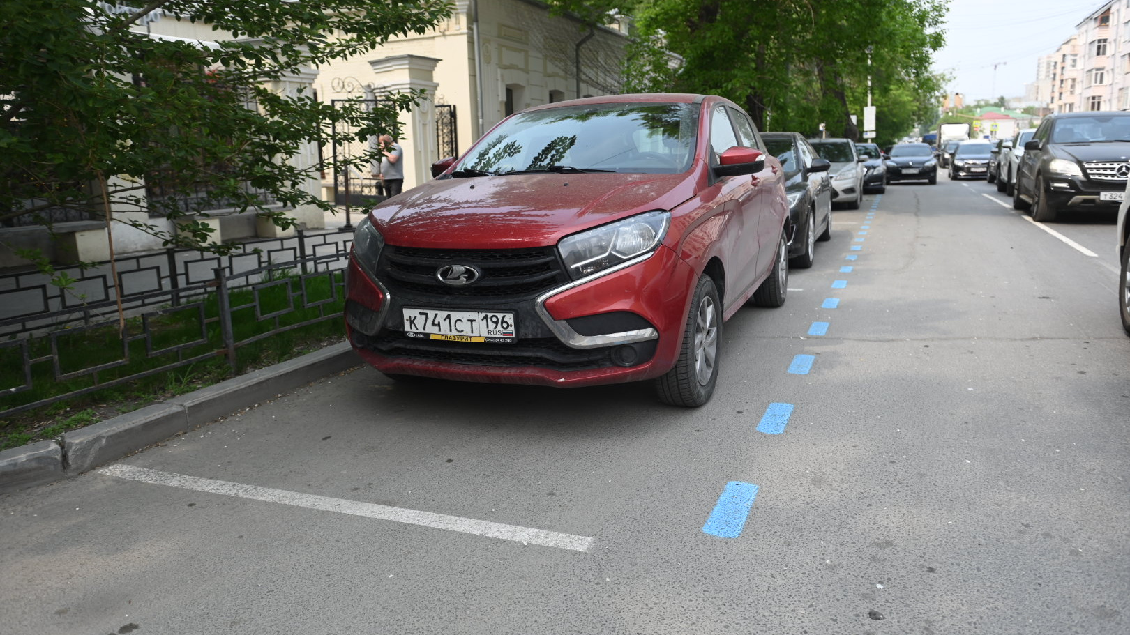 На дорогах Екатеринбурга появилась синяя разметка. Рассказываем, что она означает