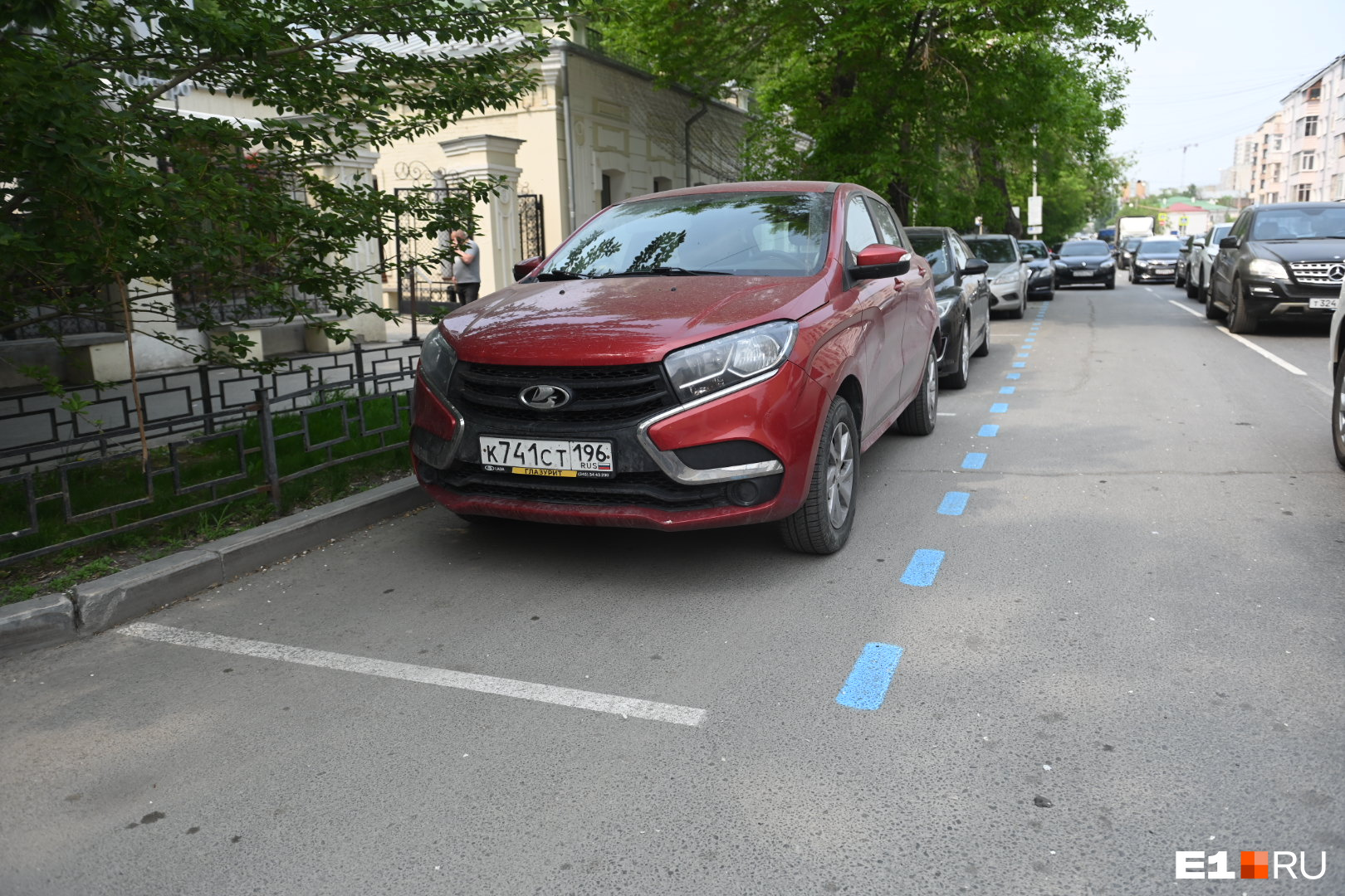 На дорогах Екатеринбурга появилась синяя разметка. Рассказываем, что она означает