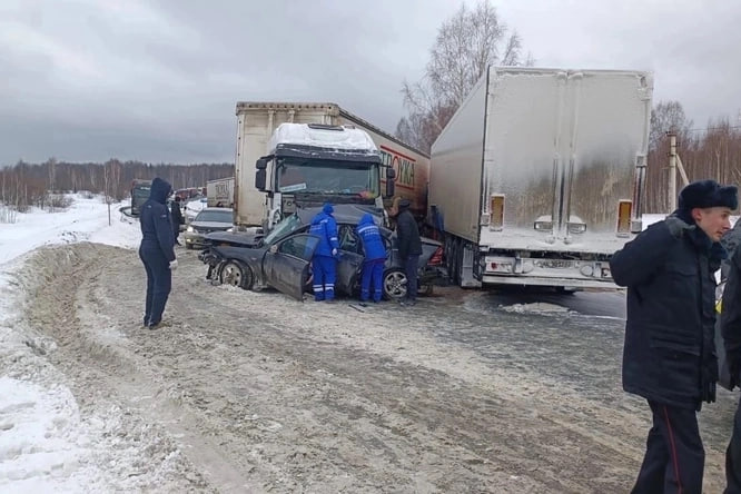 В МВД Кузбасса рассказали о ДТП, из-за которого перекрывали трассу «Сибирь». Погибли 4 человека