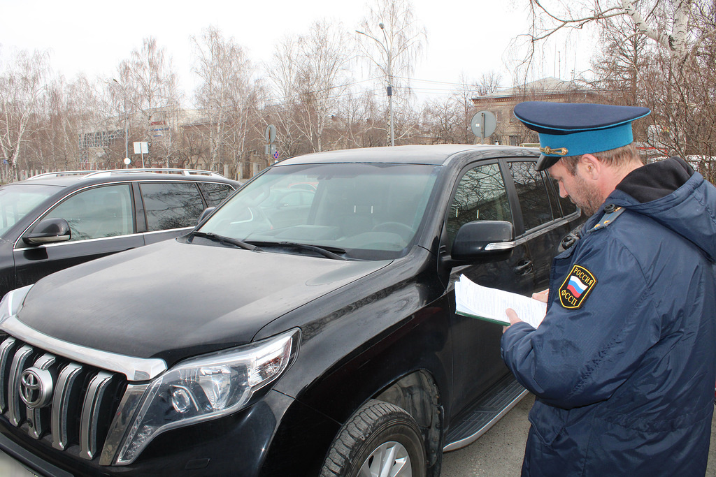 В Екатеринбурге у налогового должника забрали дорогущий Land Cruiser