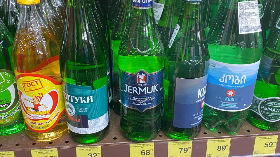 Один уже выпил и умер: в Волгограде не изымают из продажи армянскую минералку «Джермук»