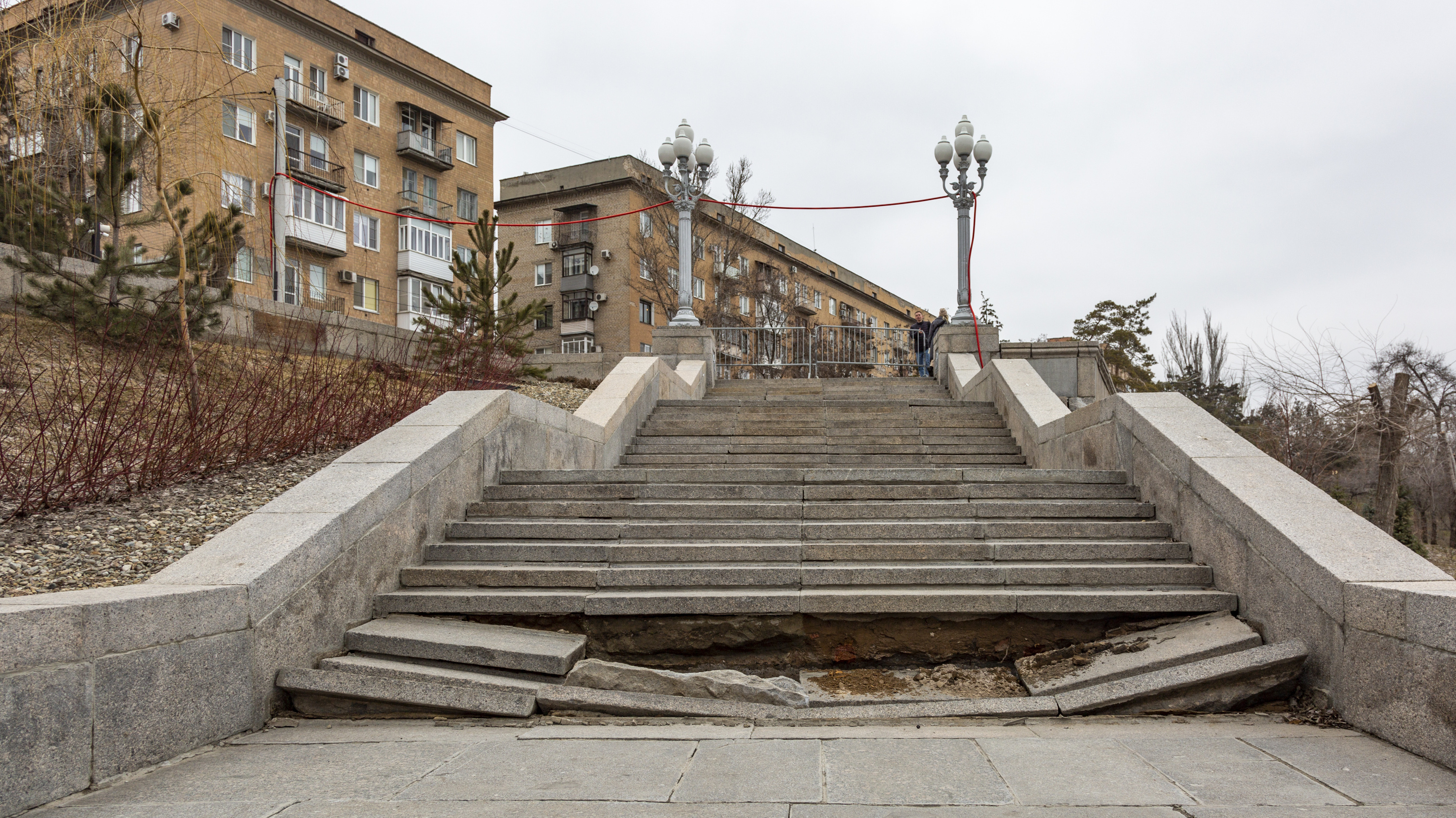 «Лестница — только начало. Там перекошено всё»: смотрим, как выглядит обрушенная часть набережной Волгограда