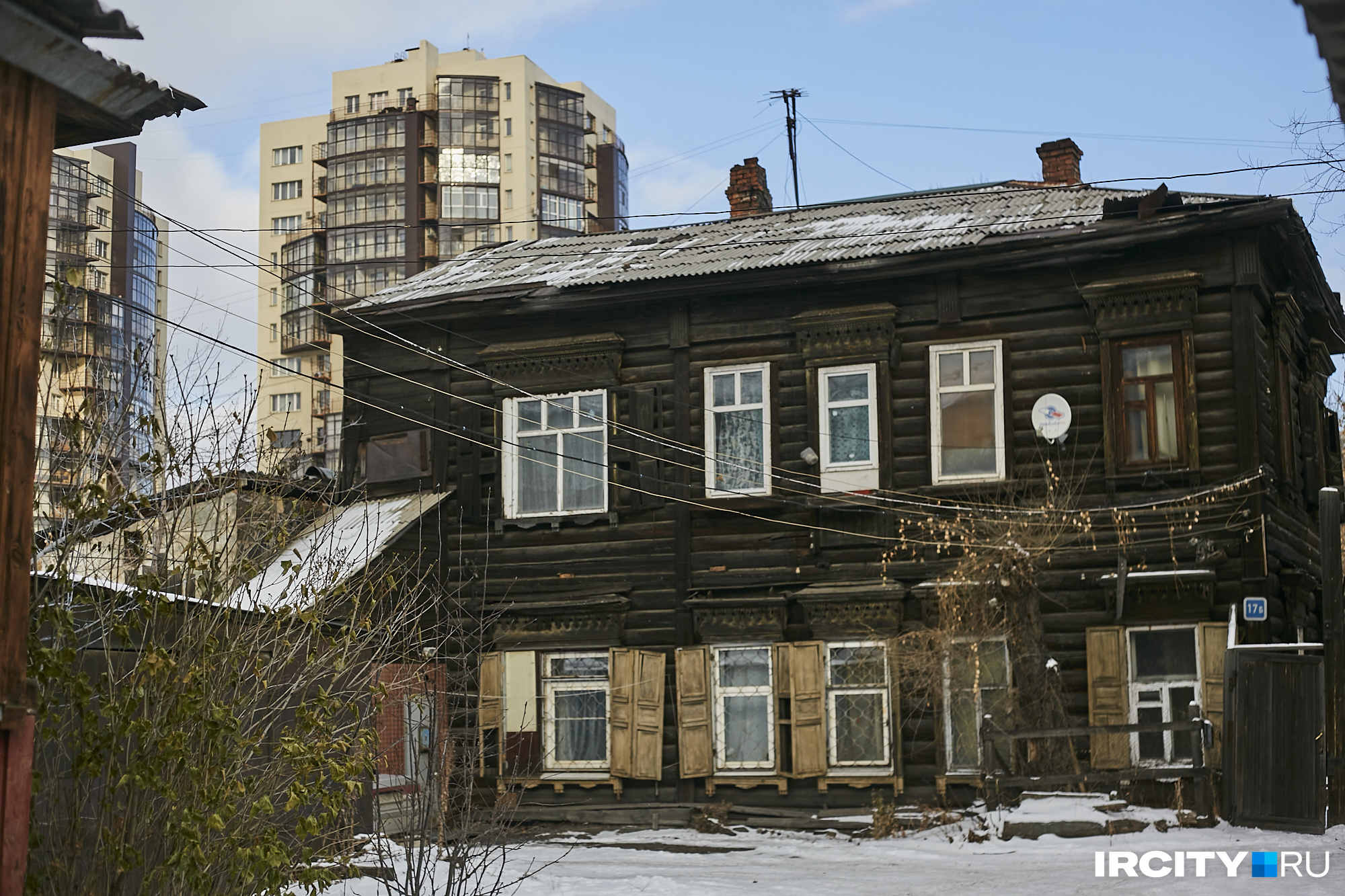 Многоэтажки будто нависают над уютной Бабушкина Многоэтажки будто нависают над уютной Бабушкина