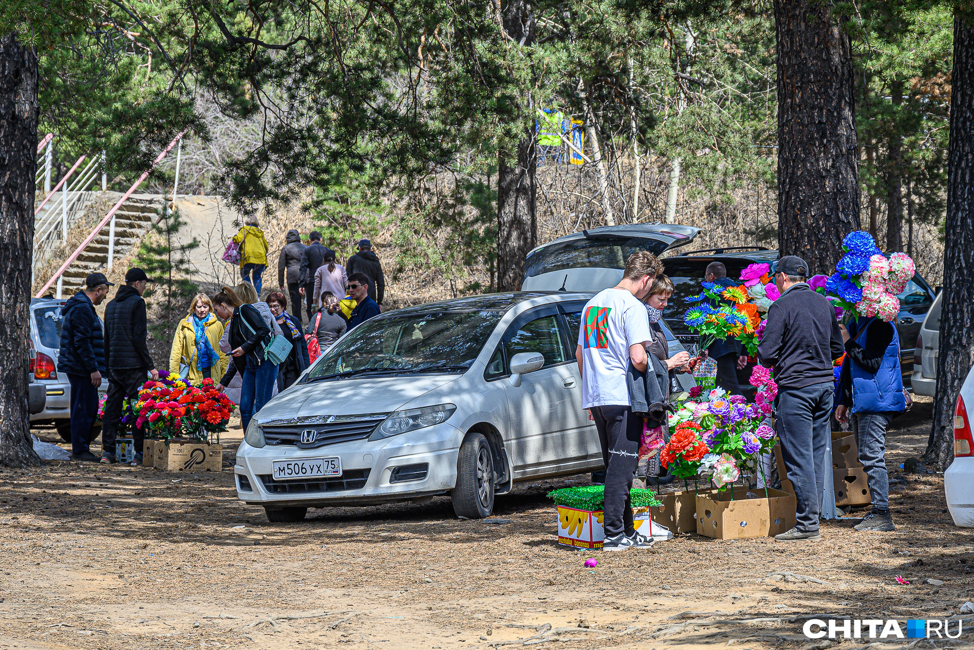 Цветы и венки начнут продавать на кладбищах Читы перед Родительским днем